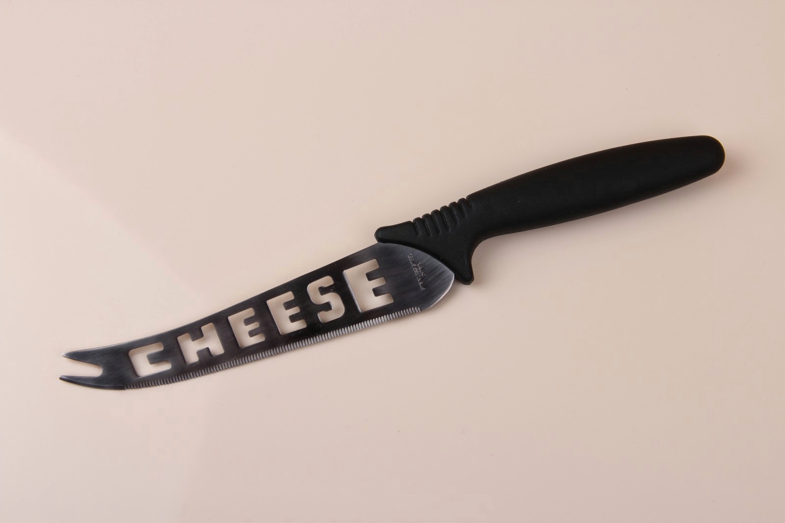 Нож для сыра с надписью "Chesse"
