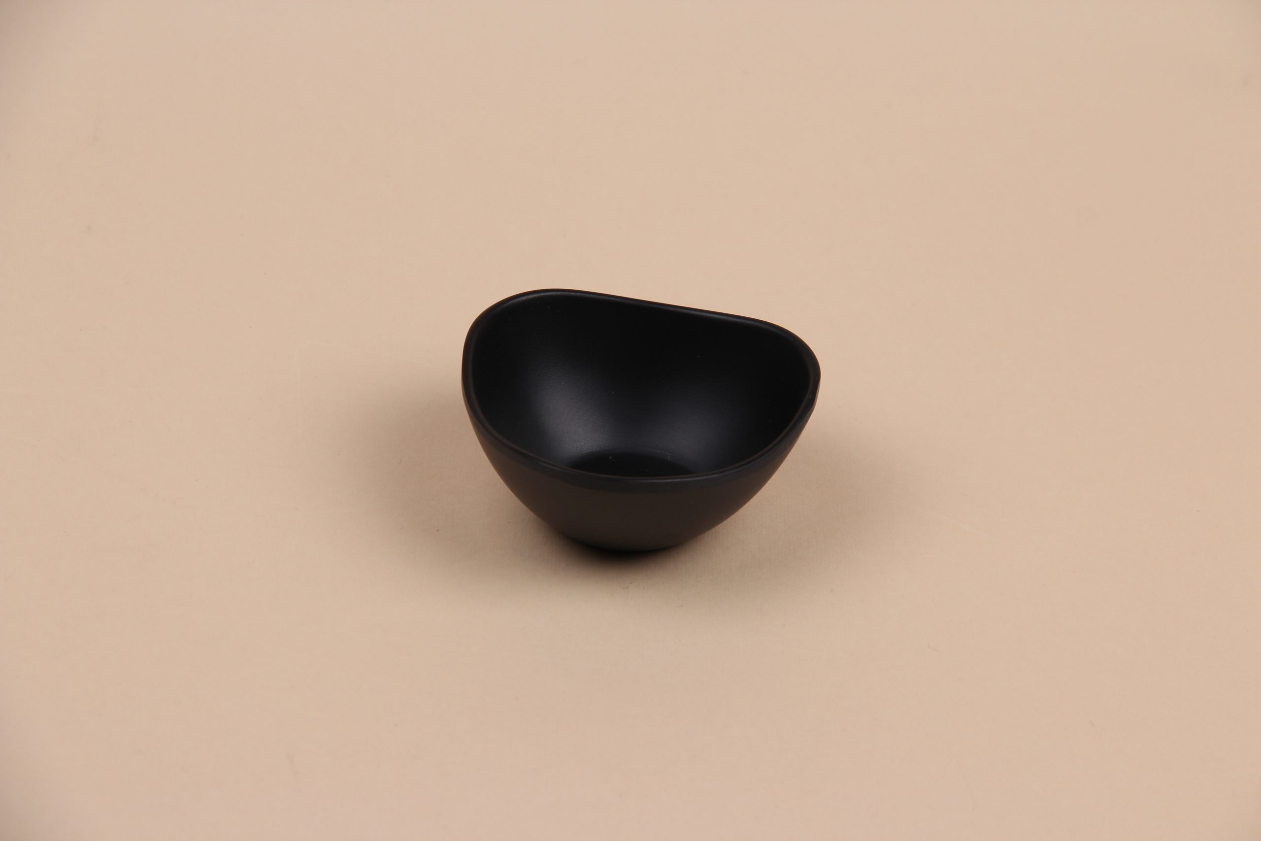 Чаша для соусу трикутна округла чорна, 50 мл, арт. 607069