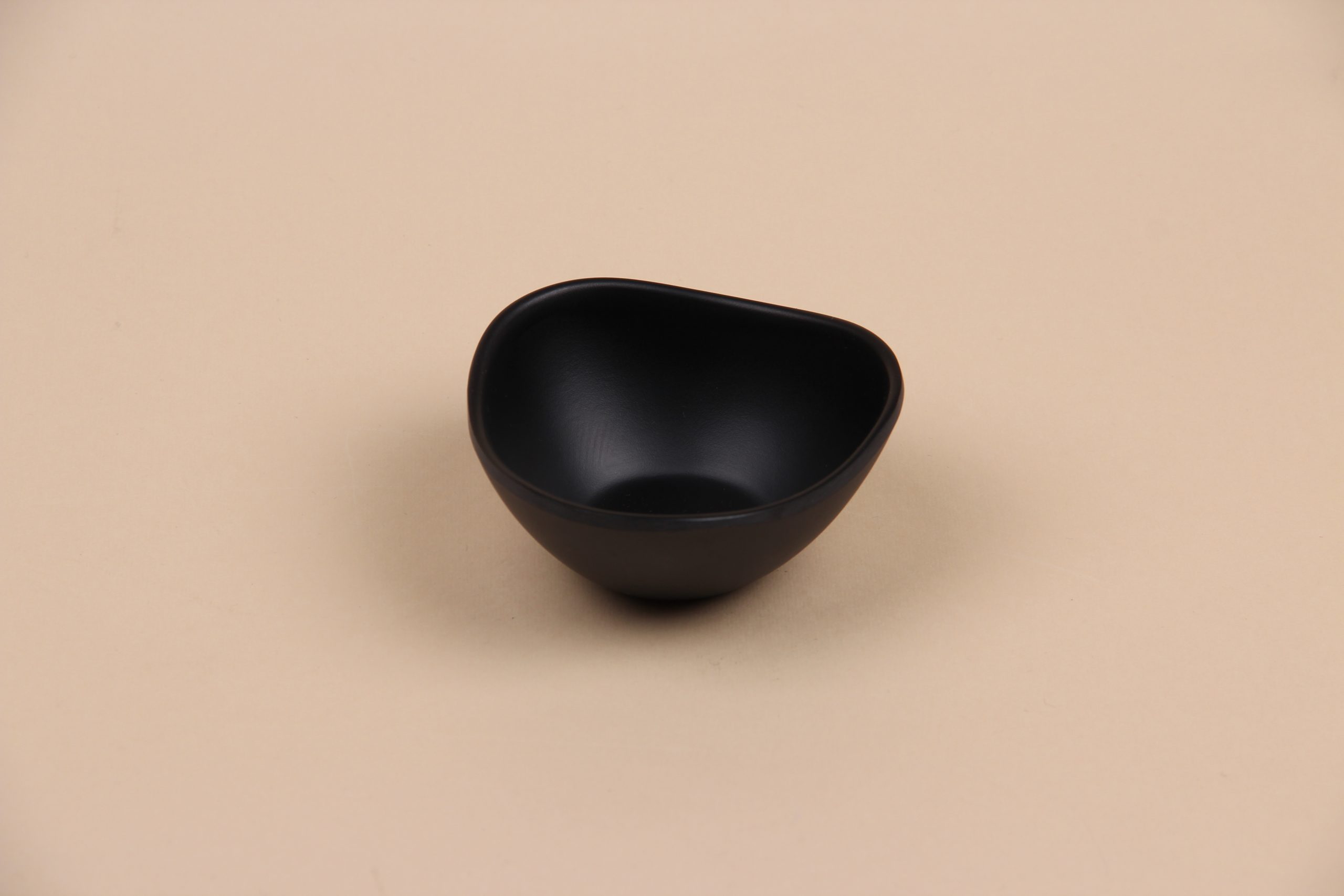 Чаша для соусу трикутна округла чорна, 80 мл, арт. 607068